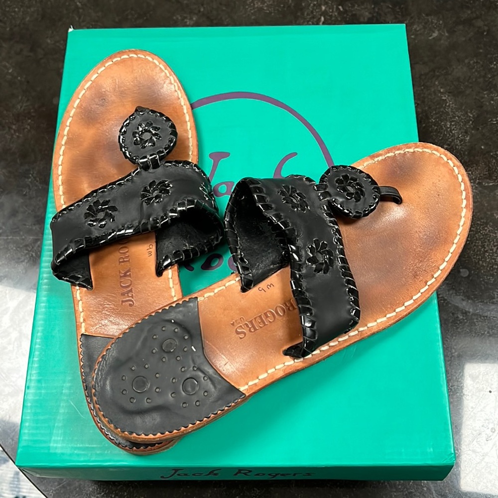 Jack Rogers in GREAT condition, black leather with shiny black detailing, size 9